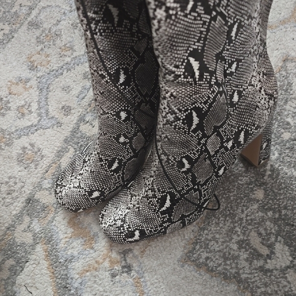 Snakeskin Pattern Knee-High Boots - Picture 2 of 3